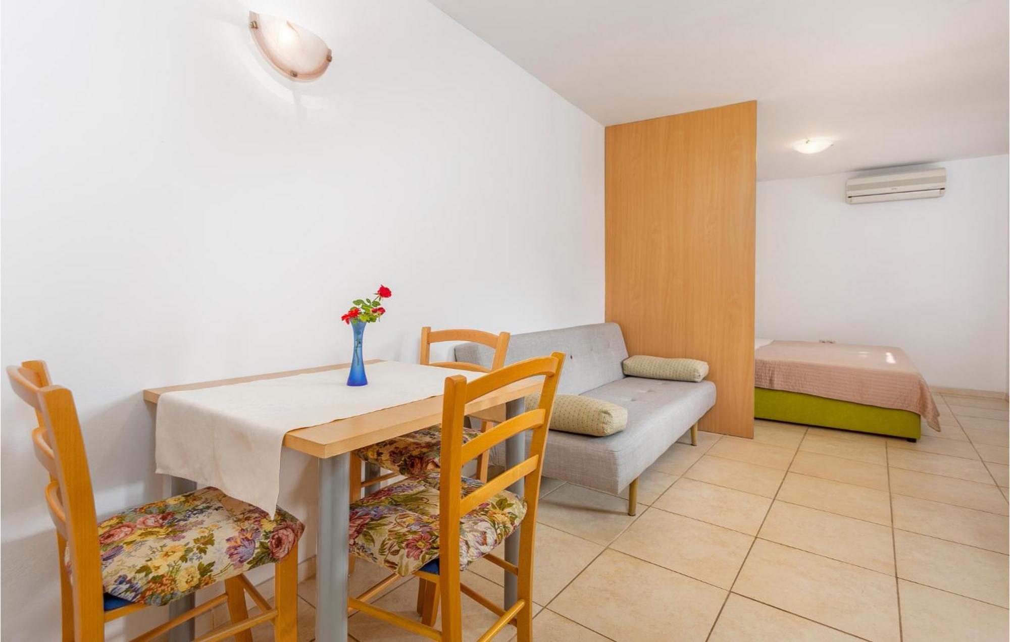 Nice Apartment In Omisalj With Wifi ภายนอก รูปภาพ