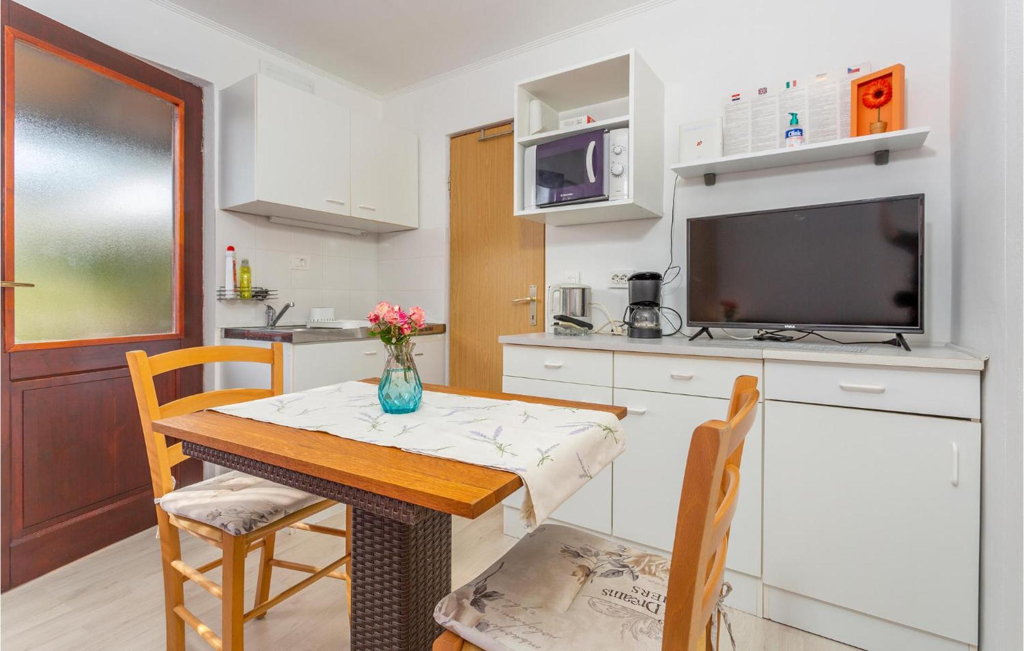 Nice Apartment In Omisalj With Wifi ภายนอก รูปภาพ